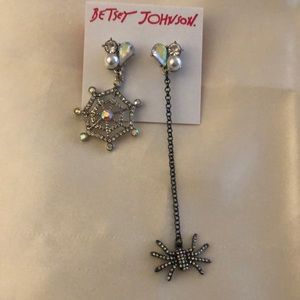 Betsey Johnson Silver Tone Spider & Spider Web Mismatch Drop Earrings NWT